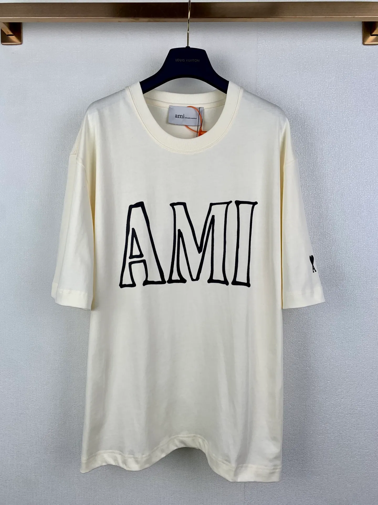Ami Paris letter-printed box-shaped short-sleeved T-shirt. Customized cloud-like breathing cotton. Breathable anti-wrinkle. Comfortable and close to the skin. A touch of cream white makes a stunning appearance. French minimalist all-purpose background. AMI printing on the front is my signature. PARIS printing on the back is a romantic belonging. It echoes back and forth. It is the whisper of myself and Paris. It is also the symbiosis of style and feelings. The iconic love logo is hidden in the sleeves. It is the secret code of the streets of Paris. Use the metaphor of details to interpret the effortless sense of luxury. Process 1: Glue printing is used to print the pattern on the fabric using glue liquid paint. Bake the fabric to fix the printed pattern. Process 2: The fabrics are fermented and washed. The texture is better and not easy to deform. Not easy to shrink. Not easy to fade. Maintain long-term beauty. Accessories: Customized 1:1 Ami trademark. Version: Loose version. Size: S M L XL